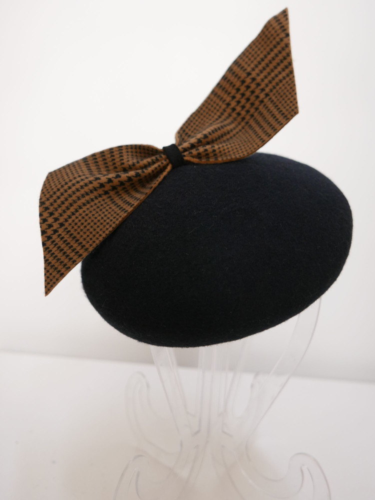 Saturnia czarny midi beret filcowy z beżem | Zuwika Design