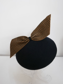 Saturnia czarny midi beret filcowy z beżem | Zuwika Design