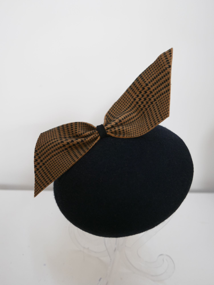 Saturnia czarny midi beret filcowy z beżem | Zuwika Design