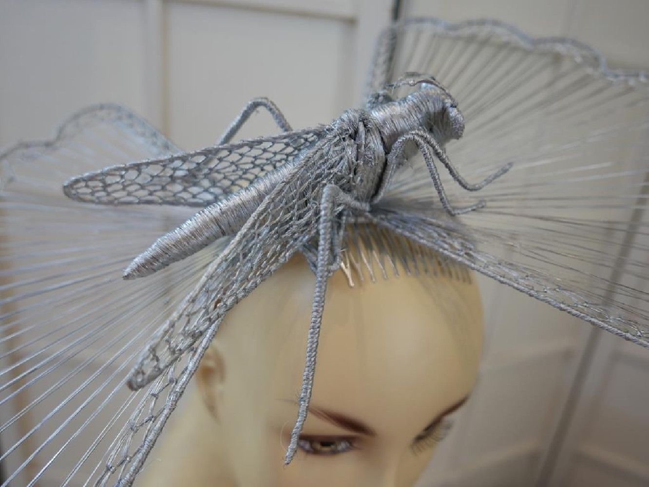 Srebrna modliszka fascynator Royal Ascot