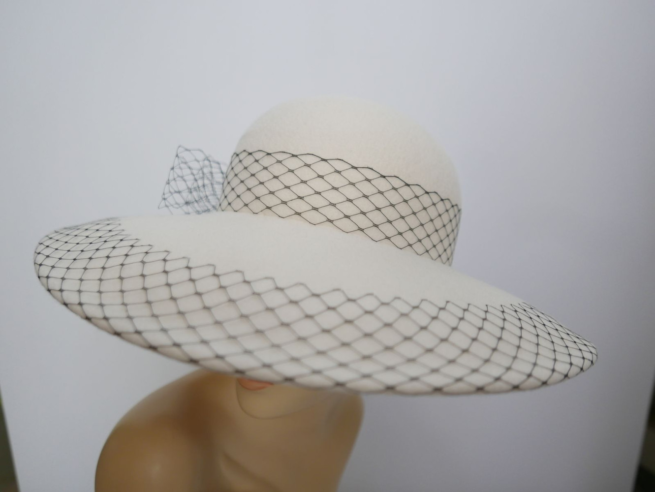 New look śmietankowo czarny kapelusz filcowy z woalką | Zuwika Design
