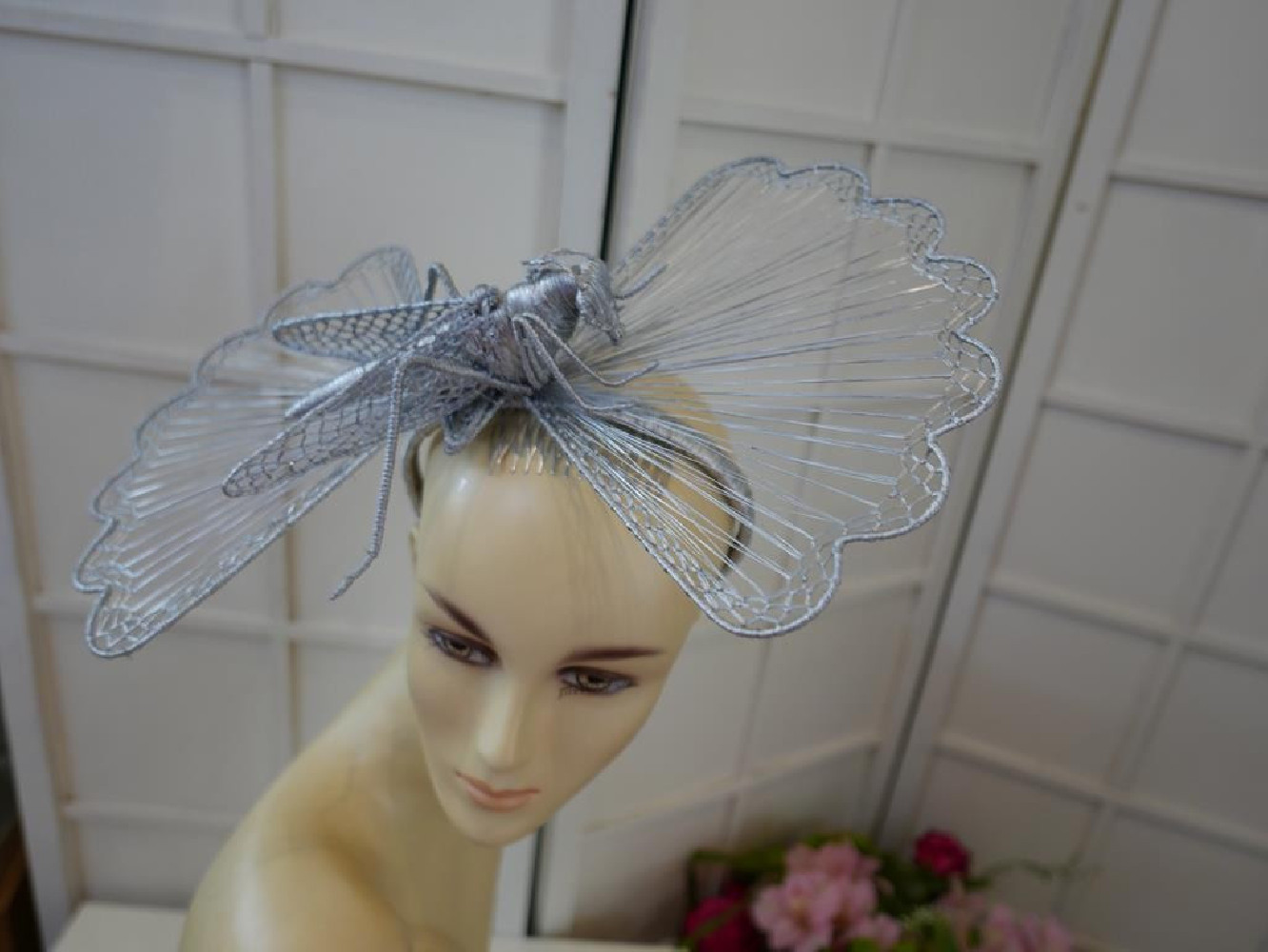 Srebrna modliszka fascynator Royal Ascot