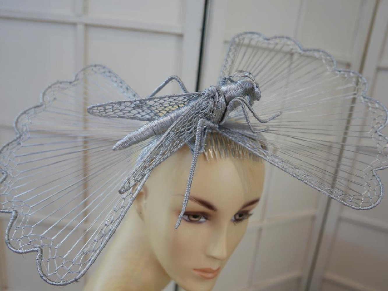 Srebrna modliszka fascynator Royal Ascot