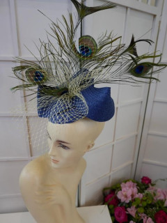 Granatowy mini toczek fascynator z piórami