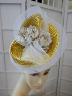 Biało złoty fascynator z kwiatami Ascot Derby