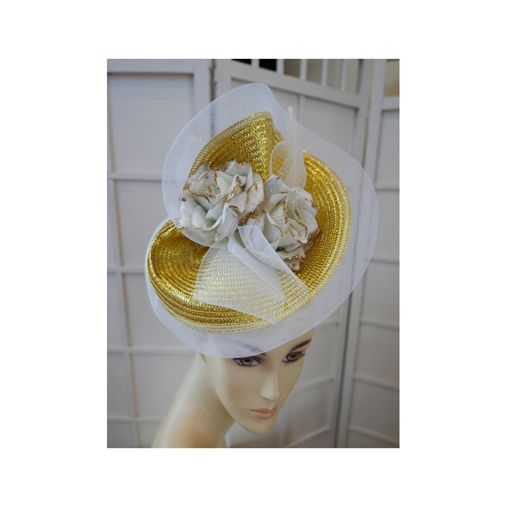 Biało złoty fascynator z kwiatami Ascot Derby