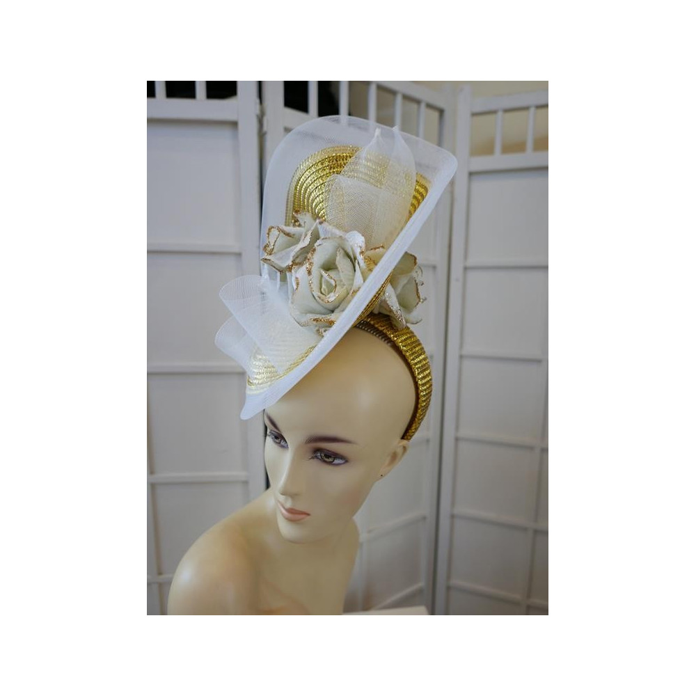 Biało złoty fascynator z kwiatami Ascot Derby