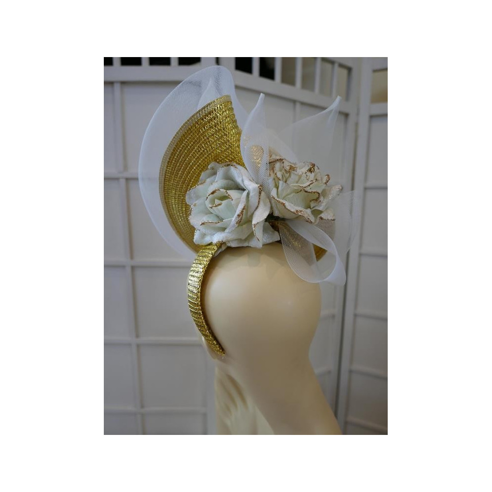 Biało złoty fascynator z kwiatami Ascot Derby