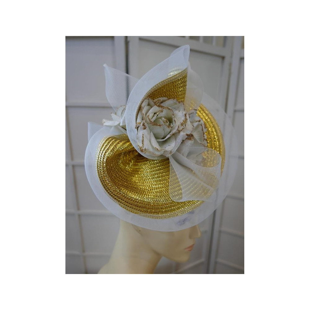 Biało złoty fascynator z kwiatami Ascot Derby