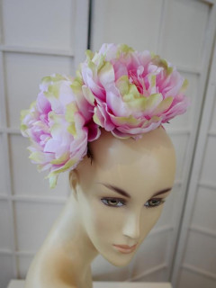 Różowo zielone piwonie fascynator na opasce