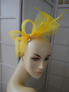 Żółty z piórami fascynator opaska z crin