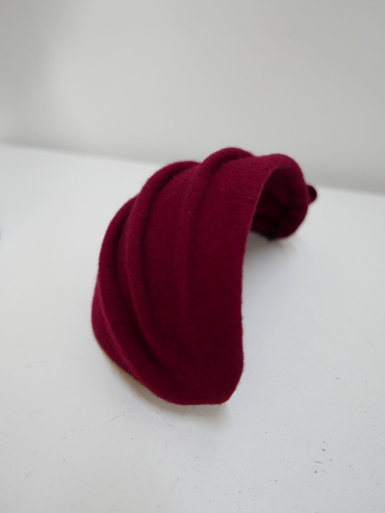 Natalia, bordowy half hat z filcu wełnianego | Zuwika Design