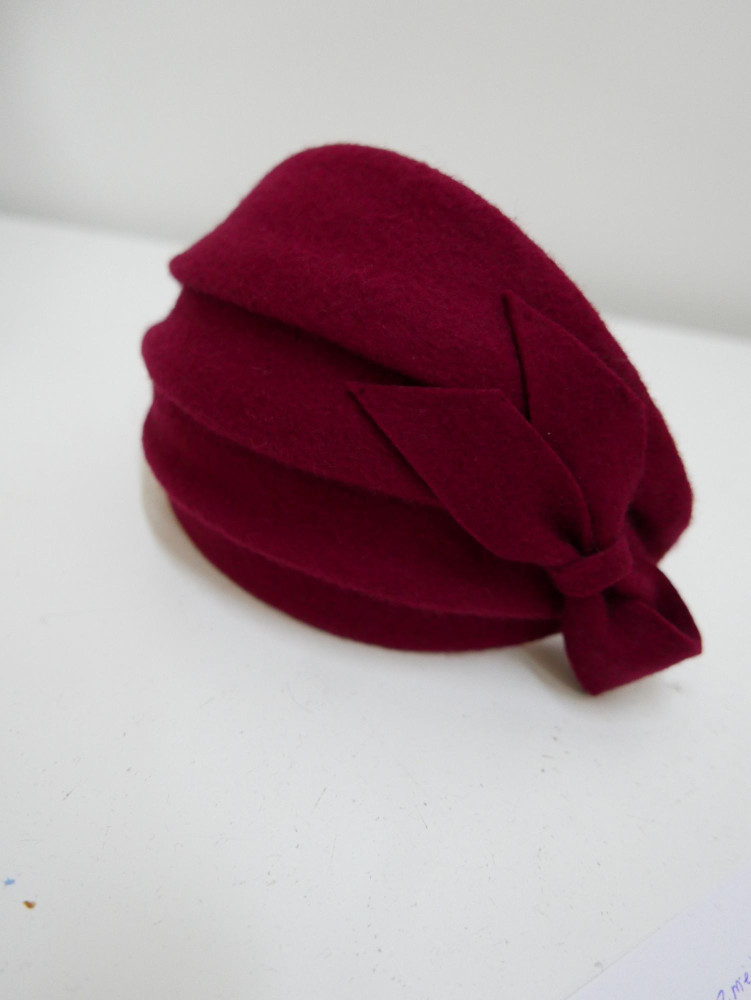 Natalia, bordowy half hat z filcu wełnianego | Zuwika Design