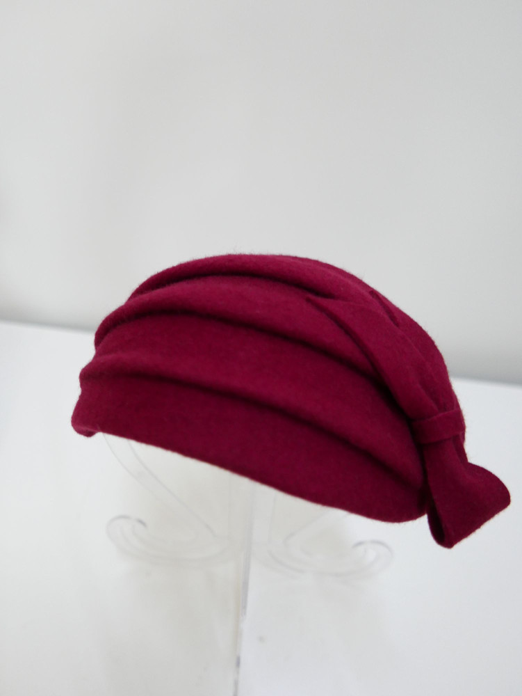 Natalia, bordowy half hat z filcu wełnianego | Zuwika Design