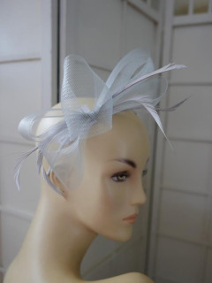 Szary z piórami fascynator opaska z crin