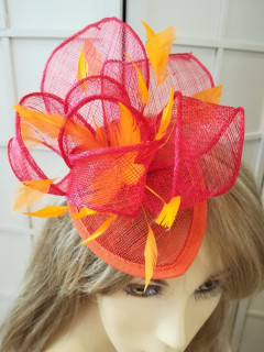 Czerwono pomarańczowy fascynator łezka z sinamay  z woalką i piórami