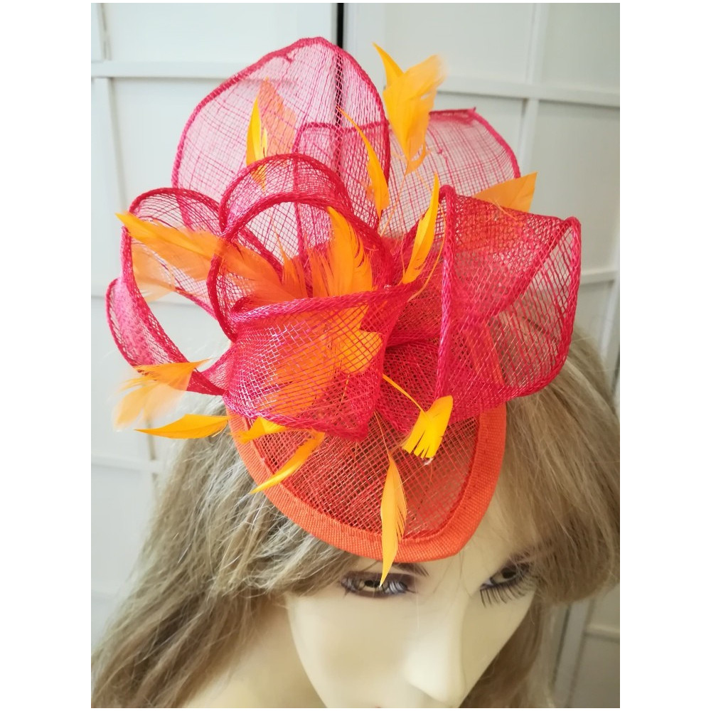 Czerwono pomarańczowy fascynator łezka z sinamay  z woalką i piórami
