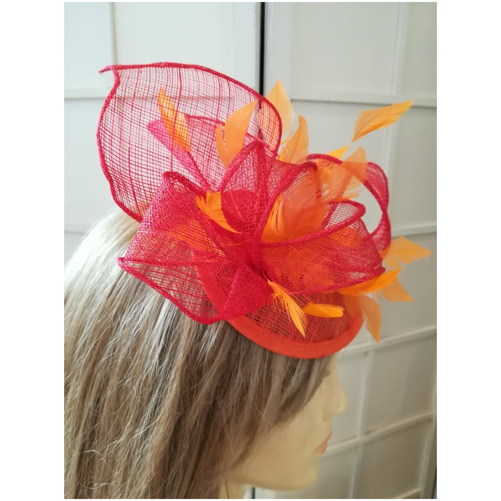 Czerwono pomarańczowy fascynator łezka z sinamay  z woalką i piórami