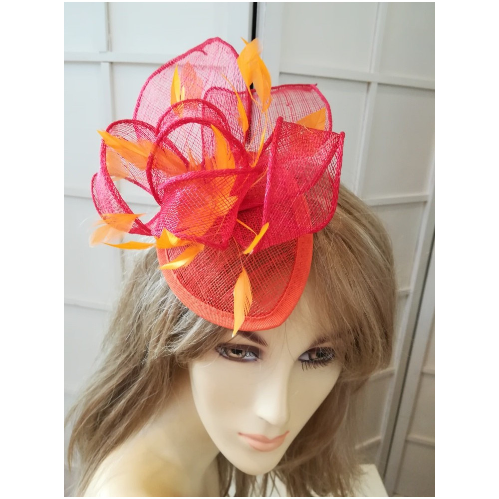 Czerwono pomarańczowy fascynator łezka z sinamay  z woalką i piórami