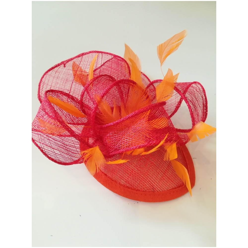Czerwono pomarańczowy fascynator łezka z sinamay  z woalką i piórami