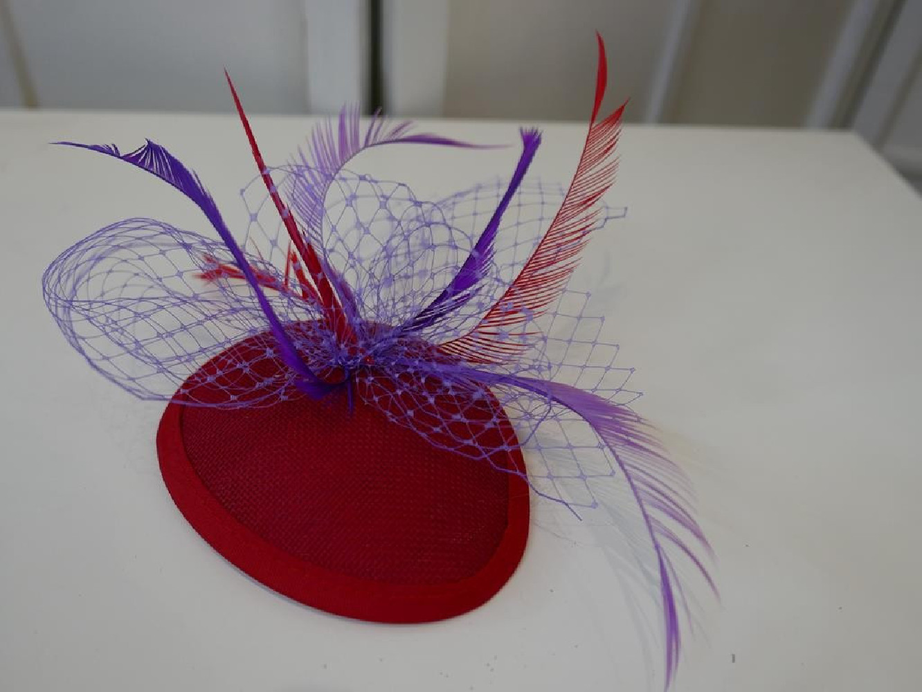 Czerwono fioletowy fascynator łezka z lnu z woalką i piórami