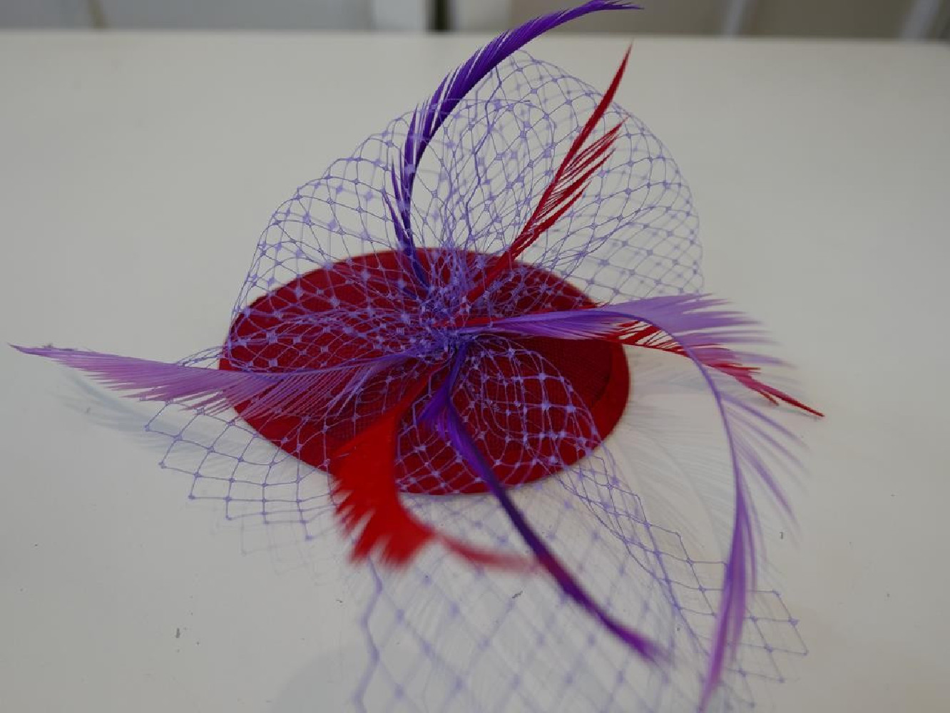 Czerwono fioletowy fascynator łezka z lnu z woalką i piórami