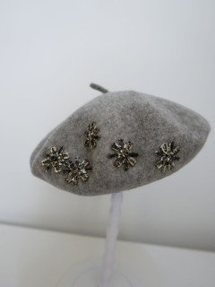 Szary melanż, zdobiony beret dzianina wełna 100 % 58-62 cm