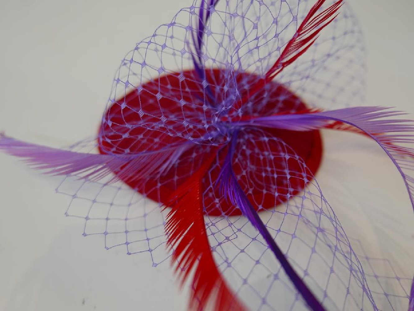 Czerwono fioletowy fascynator łezka z lnu z woalką i piórami