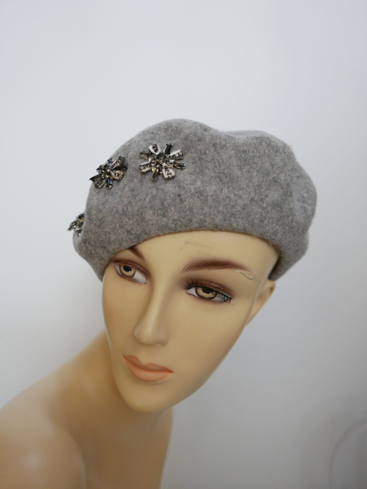 Szary melanż, zdobiony beret dzianina wełna 100 % 58-62 cm
