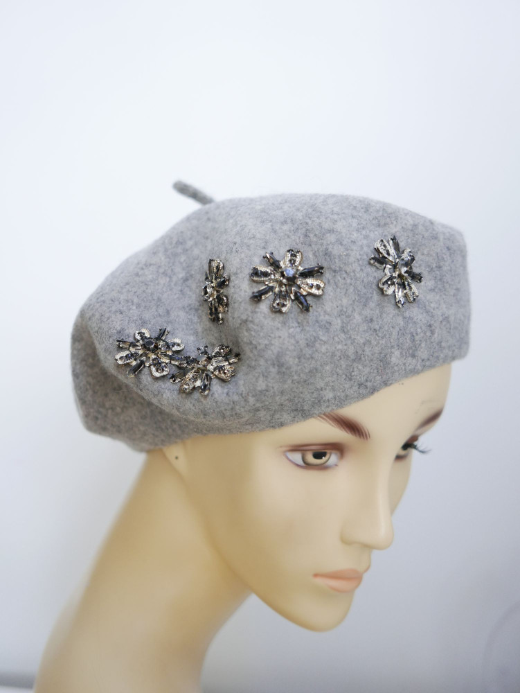 Szary melanż, zdobiony beret dzianina wełna 100 % 58-62 cm
