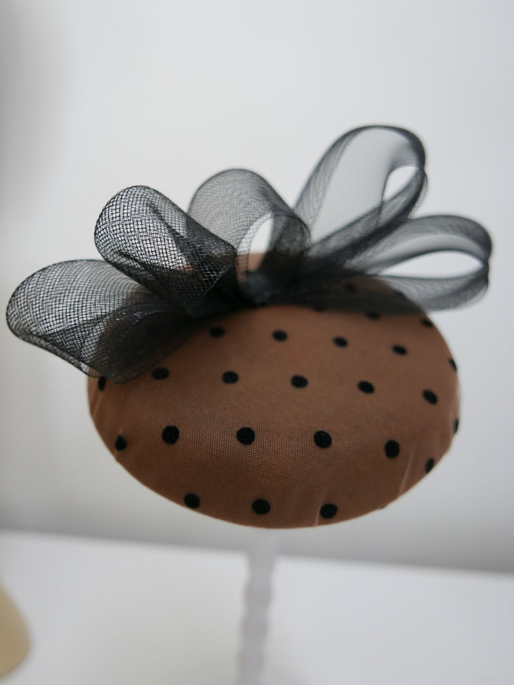 Brązowo czarny fascynator z  tiulu w kropeczki | Zuwika Design