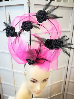 Różowo czarny fascynator z kwiatami Ascot Derby