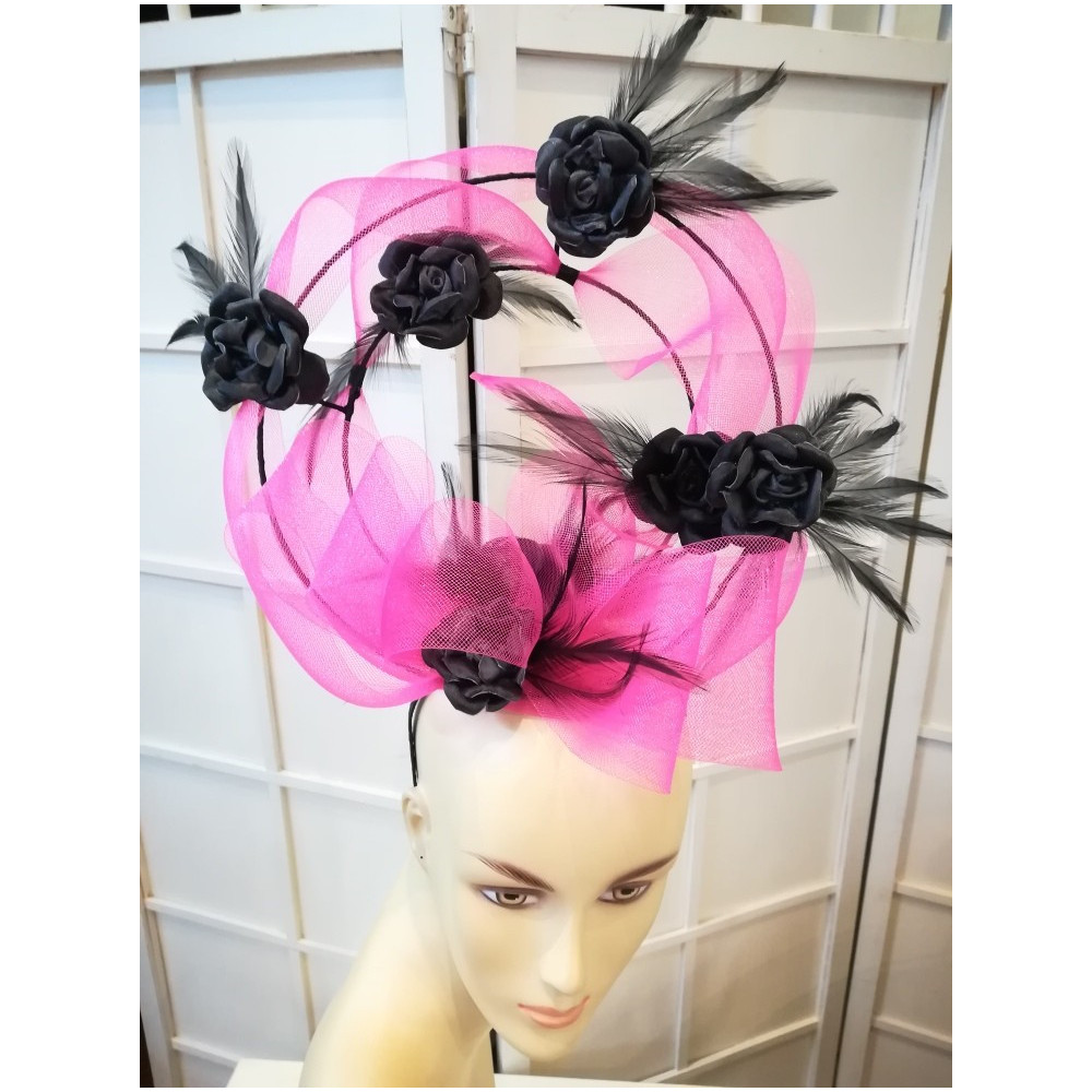 Różowo czarny fascynator z kwiatami Ascot Derby