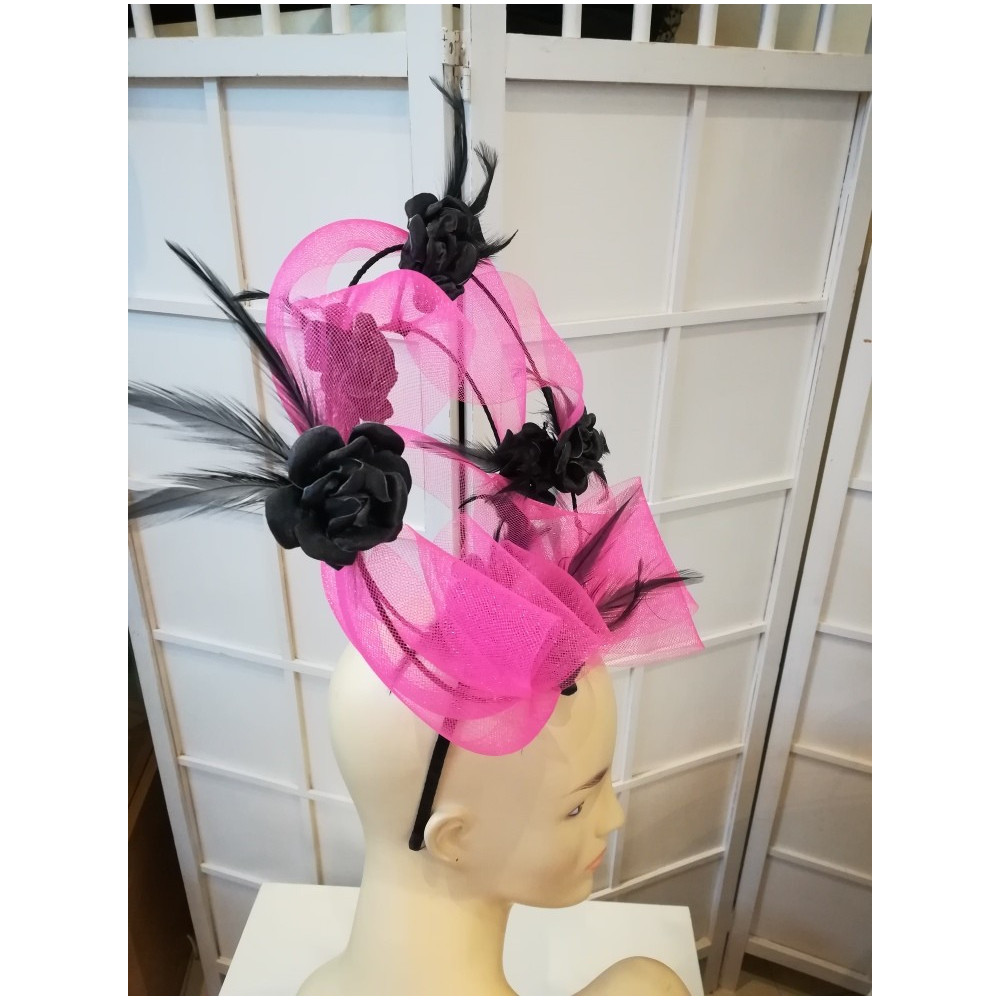Różowo czarny fascynator z kwiatami Ascot Derby