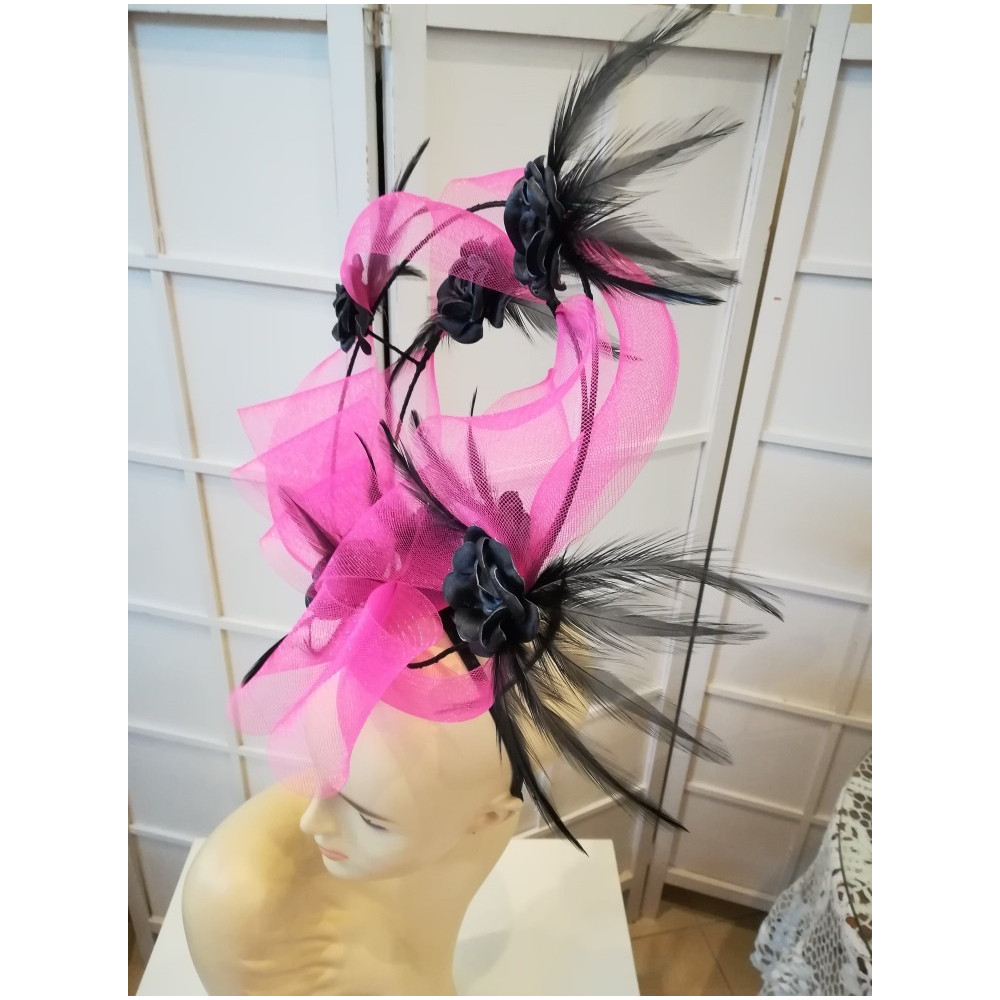 Różowo czarny fascynator z kwiatami Ascot Derby