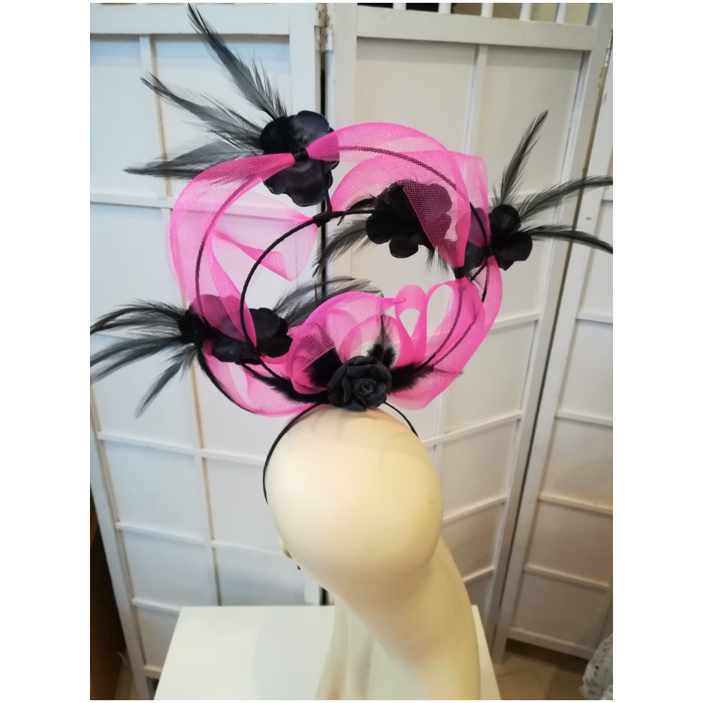 Różowo czarny fascynator z kwiatami Ascot Derby