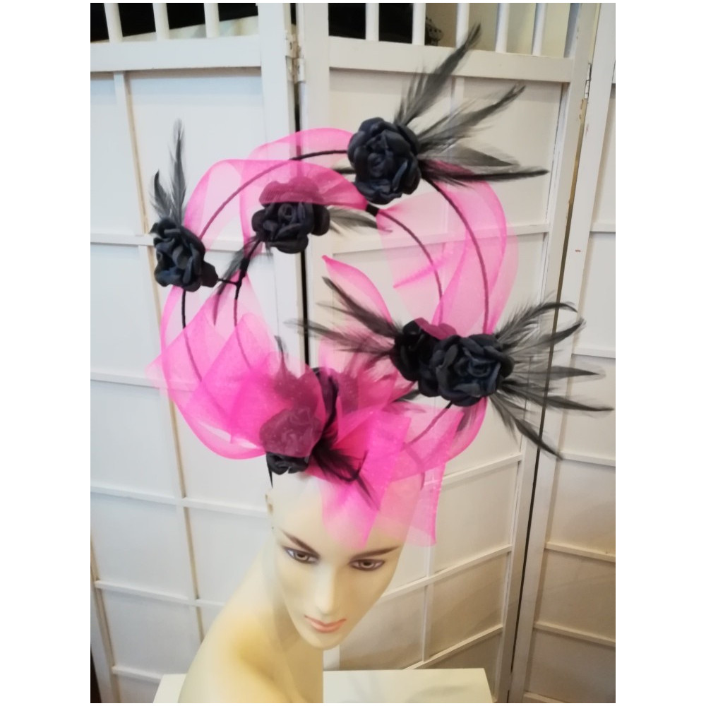 Różowo czarny fascynator z kwiatami Ascot Derby
