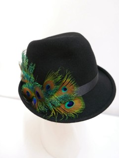 Czarny kapelusz model trilby z piórami pawia 57-58 cm | Zuwika Design