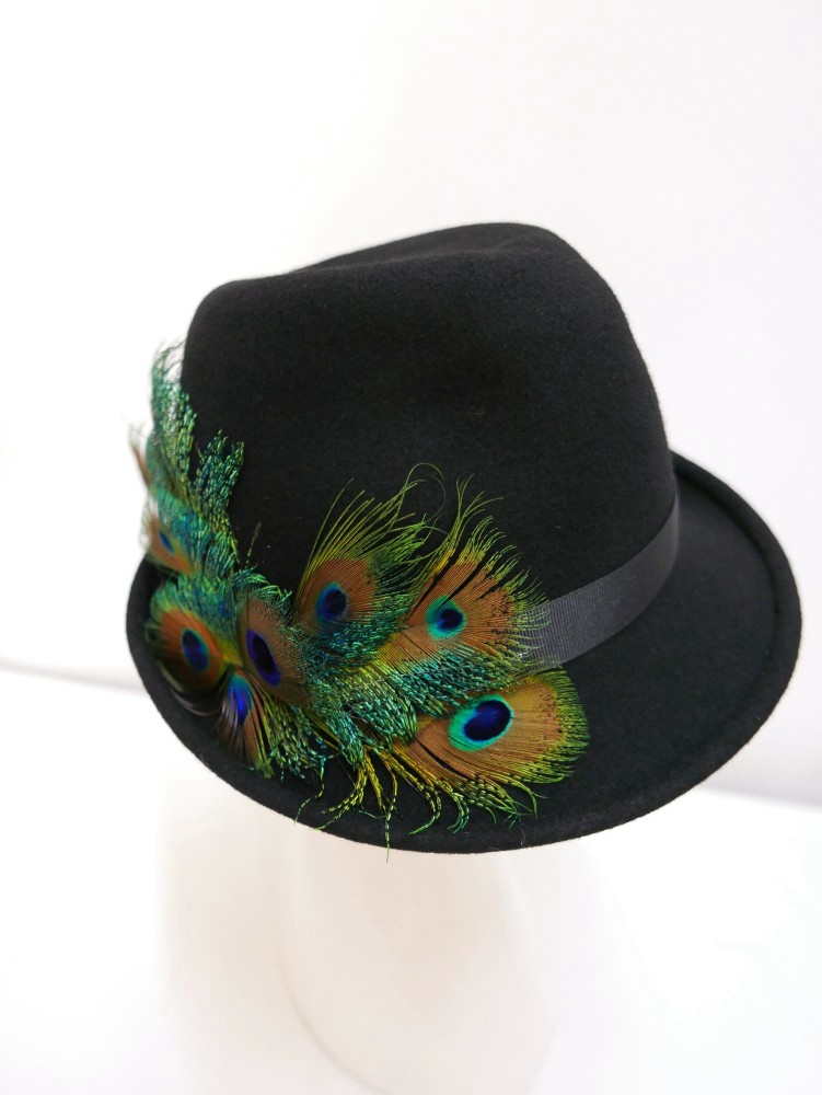 Czarny kapelusz model trilby z piórami pawia 57-58 cm | Zuwika Design