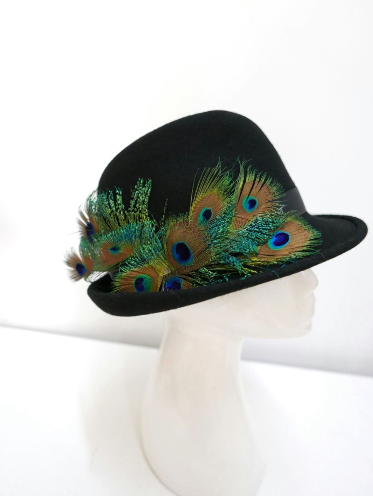 Czarny kapelusz model trilby z piórami pawia 57-58 cm | Zuwika Design