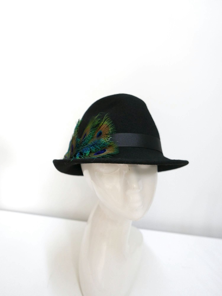 Czarny kapelusz model trilby z piórami pawia 57-58 cm | Zuwika Design