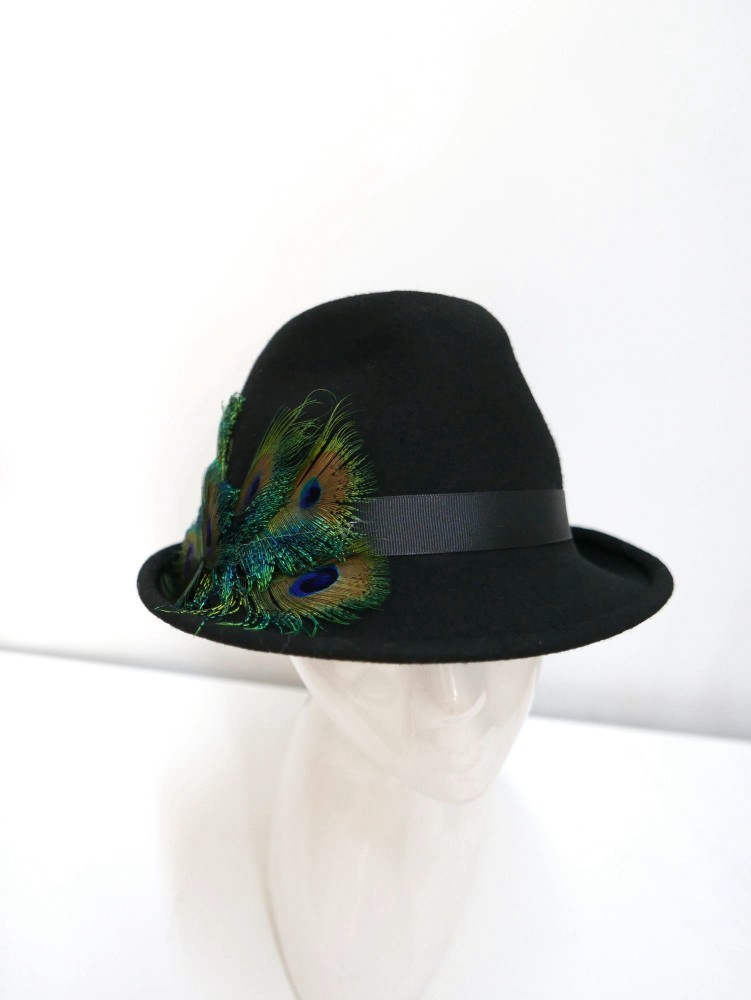 Czarny kapelusz model trilby z piórami pawia 57-58 cm | Zuwika Design