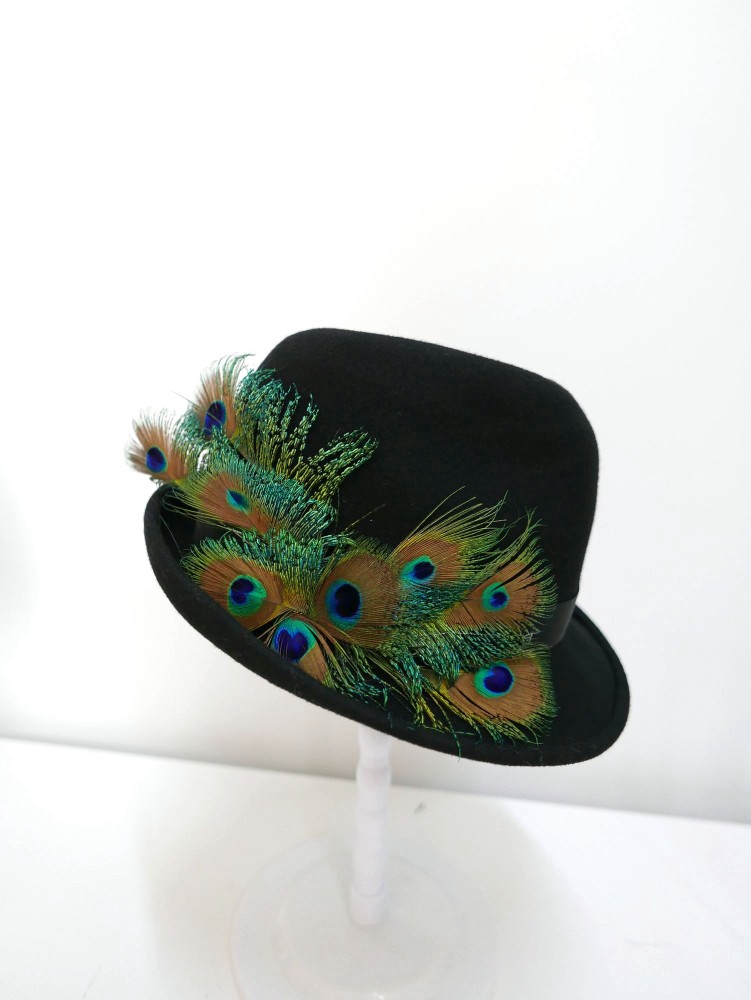 Czarny kapelusz model trilby z piórami pawia 57-58 cm | Zuwika Design