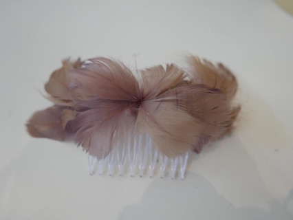 Beżowo różowe piórka na grzebieniu 18 cm