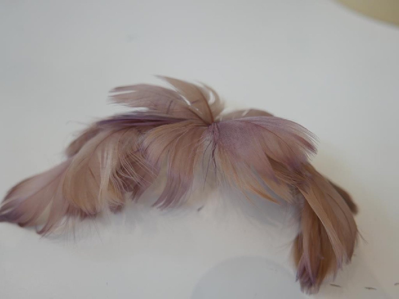 Beżowo różowe piórka na grzebieniu 18 cm