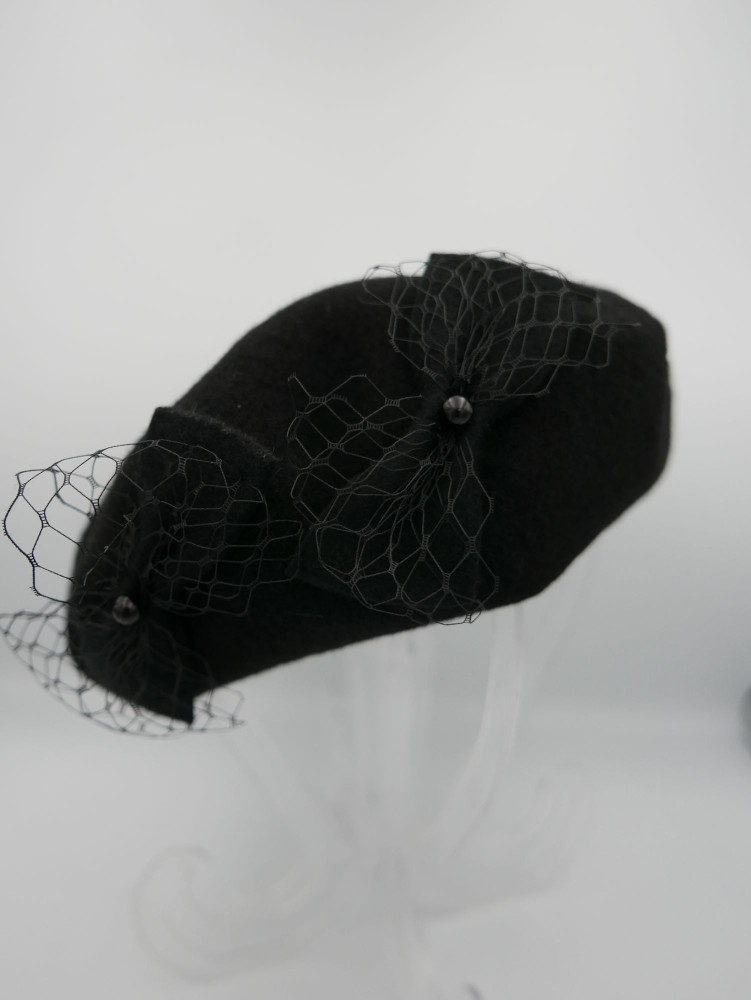 Czrny beret dzianina wełna 100% z kokardkami | Zuwika Design