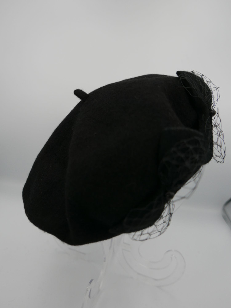 Czrny beret dzianina wełna 100% z kokardkami | Zuwika Design