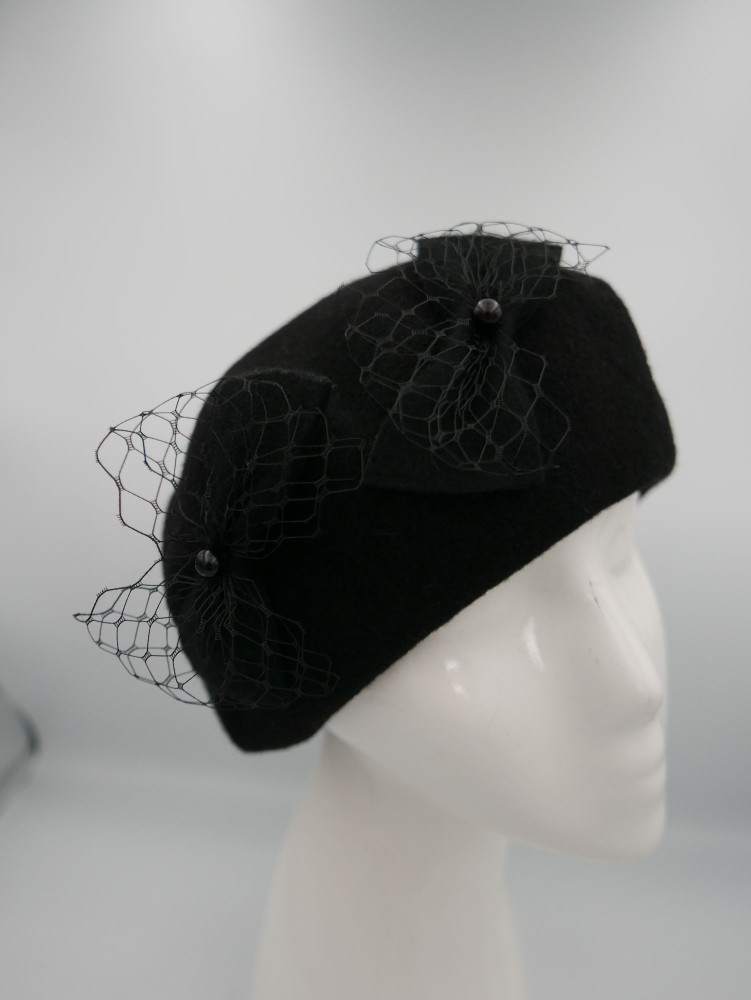 Czrny beret dzianina wełna 100% z kokardkami | Zuwika Design