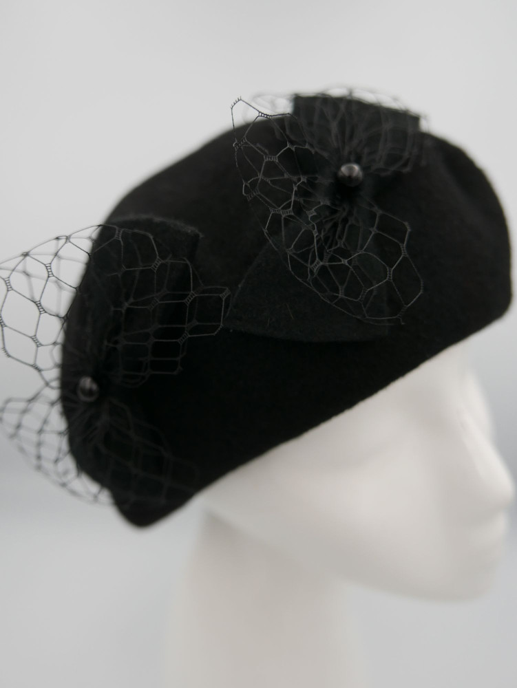 Czrny beret dzianina wełna 100% z kokardkami | Zuwika Design