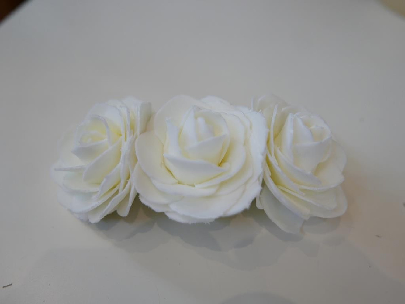 Kremowe kwiaty stroik na grzebyku